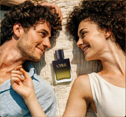 Casal sorrindo com o Notável